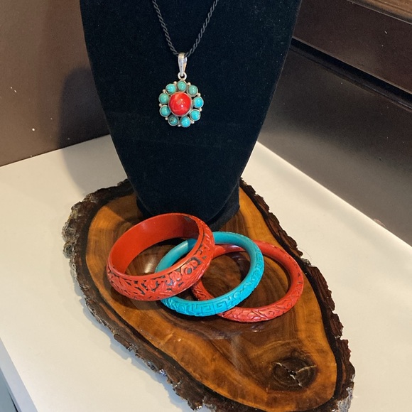 Lot of 4 items, set of 3 vintage bangles and turquoise pendant. - Picture 7 of 15